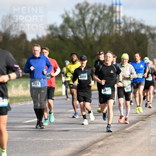 12.04.2026 - 45. Internationalen Wilhelmsburger Insellauf Dr. Thomas Lammeyer http://msf.ph/oto/9432512 12.04.2026 09:15:06 Laufen 59, 4521, 93, 4050, 3447, 3605, 3238, 4493, 3144 meine-sportfotos.de