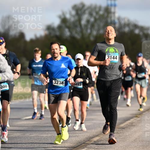 12.04.2026 - 45. Internationalen Wilhelmsburger Insellauf Dr. Thomas Lammeyer http://msf.ph/oto/9432543 12.04.2026 09:15:11 Laufen 3605, 000, 3238, 4493, 3144 meine-sportfotos.de