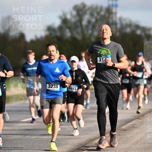 12.04.2026 - 45. Internationalen Wilhelmsburger Insellauf Dr. Thomas Lammeyer http://msf.ph/oto/9432545 12.04.2026 09:15:12 Laufen 3605, 4000, 3238, 4493, 314 meine-sportfotos.de