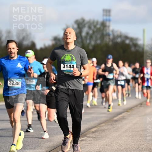 12.04.2026 - 45. Internationalen Wilhelmsburger Insellauf Dr. Thomas Lammeyer http://msf.ph/oto/9432551 12.04.2026 09:15:13 Laufen 00, 3238, 3706, 3144, 1 meine-sportfotos.de