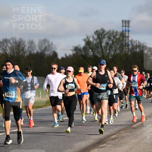 12.04.2026 - 45. Internationalen Wilhelmsburger Insellauf Dr. Thomas Lammeyer http://msf.ph/oto/9432560 12.04.2026 09:15:15 Laufen 493, 5042, 5708, 4163, 5767 meine-sportfotos.de