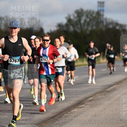 12.04.2026 - 45. Internationalen Wilhelmsburger Insellauf Dr. Thomas Lammeyer http://msf.ph/oto/9432576 12.04.2026 09:15:18 Laufen 523, 5767, 4163 meine-sportfotos.de