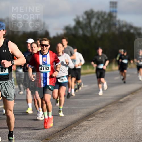 12.04.2026 - 45. Internationalen Wilhelmsburger Insellauf Dr. Thomas Lammeyer http://msf.ph/oto/9432578 12.04.2026 09:15:18 Laufen 523, 45, 5767, 4163 meine-sportfotos.de
