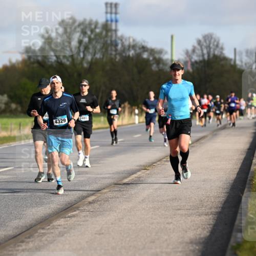 12.04.2026 - 45. Internationalen Wilhelmsburger Insellauf Dr. Thomas Lammeyer http://msf.ph/oto/9432606 12.04.2026 09:15:24 Laufen 111, 4329, 3485 meine-sportfotos.de