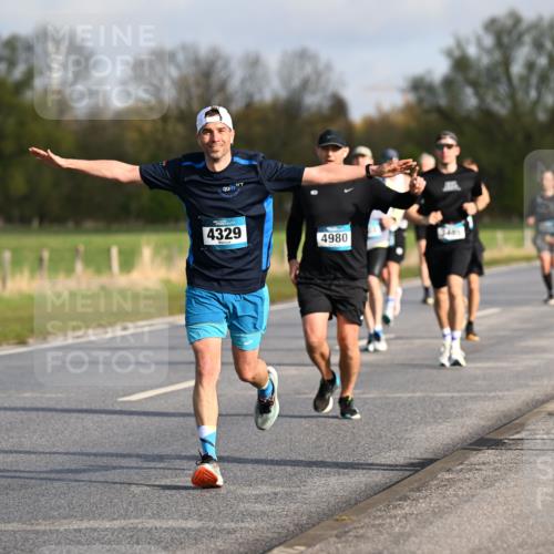 12.04.2026 - 45. Internationalen Wilhelmsburger Insellauf Dr. Thomas Lammeyer http://msf.ph/oto/9432616 12.04.2026 09:15:26 Laufen 2768, 4329, 4980, 485 meine-sportfotos.de