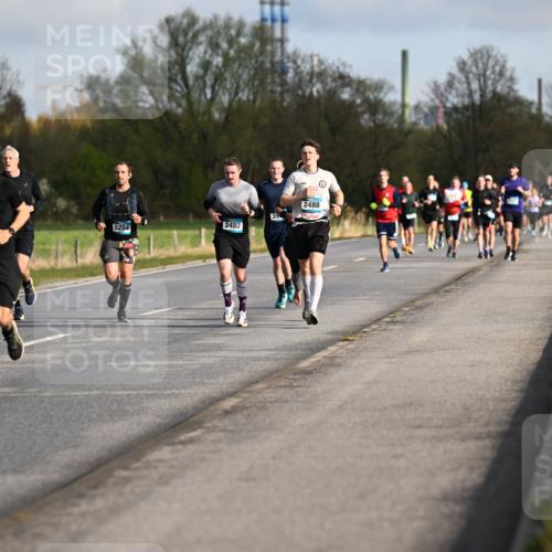 12.04.2026 - 45. Internationalen Wilhelmsburger Insellauf Dr. Thomas Lammeyer http://msf.ph/oto/9432630 12.04.2026 09:15:29 Laufen 3485, 39, 5254, 2482, 2488 meine-sportfotos.de
