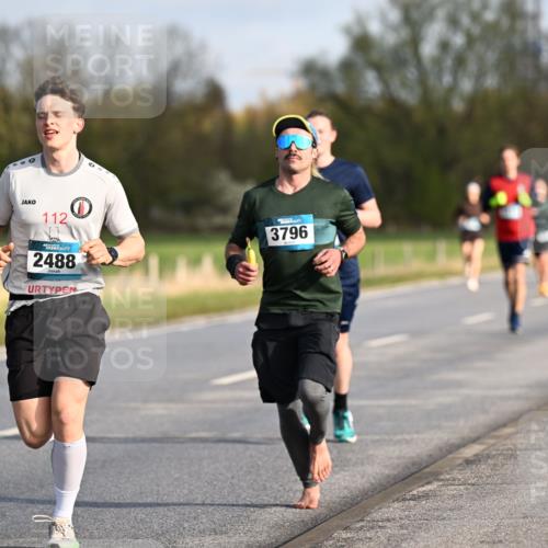 12.04.2026 - 45. Internationalen Wilhelmsburger Insellauf Dr. Thomas Lammeyer http://msf.ph/oto/9432649 12.04.2026 09:15:35 Laufen 112, 2488, 3796 meine-sportfotos.de