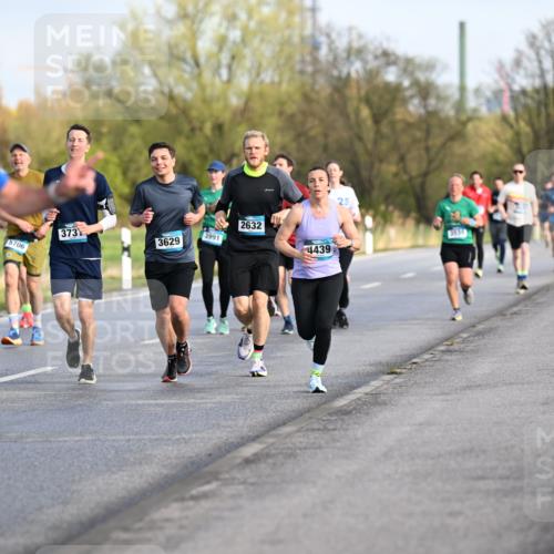 12.04.2026 - 45. Internationalen Wilhelmsburger Insellauf Dr. Thomas Lammeyer http://msf.ph/oto/9432751 12.04.2026 09:15:55 Laufen 2568, 5706, 373, 3991, 3629, 2632, 3534, 4439 meine-sportfotos.de