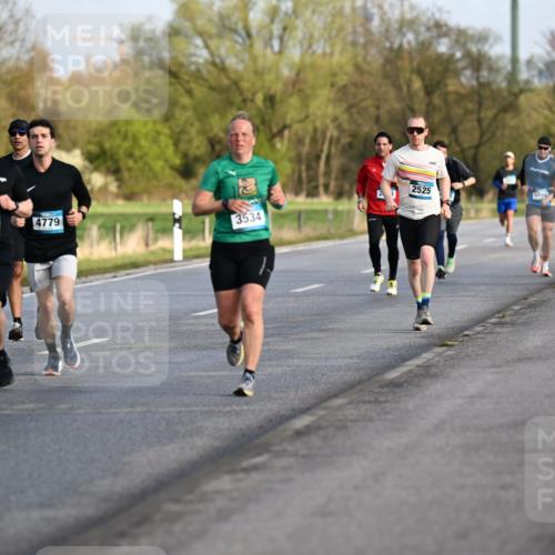 12.04.2026 - 45. Internationalen Wilhelmsburger Insellauf Dr. Thomas Lammeyer http://msf.ph/oto/9432794 12.04.2026 09:16:03 Laufen 25, 3214, 589, 4779, 3534, 2525, 5044, 3043 meine-sportfotos.de