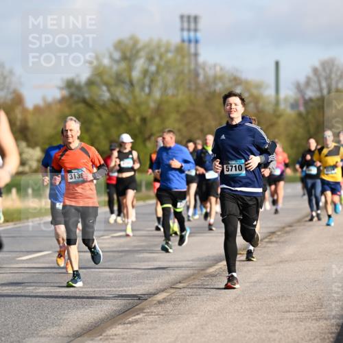 12.04.2026 - 45. Internationalen Wilhelmsburger Insellauf Dr. Thomas Lammeyer http://msf.ph/oto/9432952 12.04.2026 09:16:34 Laufen 4674, 3139, 5710 meine-sportfotos.de