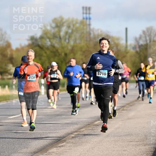 12.04.2026 - 45. Internationalen Wilhelmsburger Insellauf Dr. Thomas Lammeyer http://msf.ph/oto/9432954 12.04.2026 09:16:35 Laufen 5710, 3139 meine-sportfotos.de