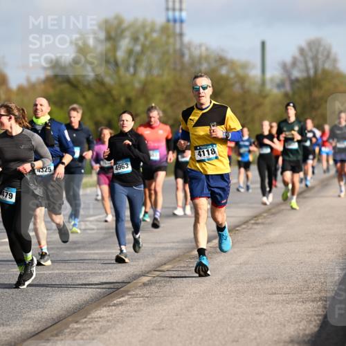 12.04.2026 - 45. Internationalen Wilhelmsburger Insellauf Dr. Thomas Lammeyer http://msf.ph/oto/9432992 12.04.2026 09:16:41 Laufen 4327, 479, 4325, 4963, 553, 4118 meine-sportfotos.de