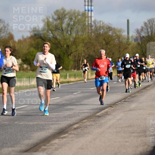 12.04.2026 - 45. Internationalen Wilhelmsburger Insellauf Dr. Thomas Lammeyer http://msf.ph/oto/9433096 12.04.2026 09:17:00 Laufen 3087, 3831, 4401, 3830, 3662 meine-sportfotos.de