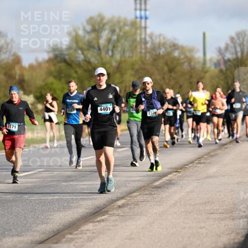 12.04.2026 - 45. Internationalen Wilhelmsburger Insellauf Dr. Thomas Lammeyer http://msf.ph/oto/9433150 12.04.2026 09:17:08 Laufen 3171, 5496, 5567, 4401, 2379 meine-sportfotos.de