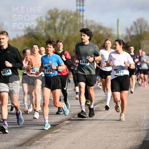 12.04.2026 - 45. Internationalen Wilhelmsburger Insellauf Dr. Thomas Lammeyer http://msf.ph/oto/9433214 12.04.2026 09:17:19 Laufen 608, 183, 4934, 33, 5832, 245, 2444, 3670 meine-sportfotos.de