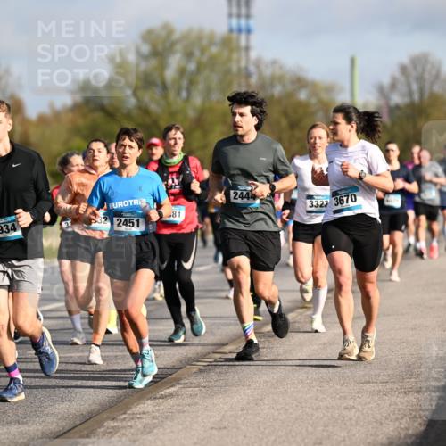 12.04.2026 - 45. Internationalen Wilhelmsburger Insellauf Dr. Thomas Lammeyer http://msf.ph/oto/9433215 12.04.2026 09:17:19 Laufen 2883, 4934, 2451, 81, 2444, 3323, 3670 meine-sportfotos.de