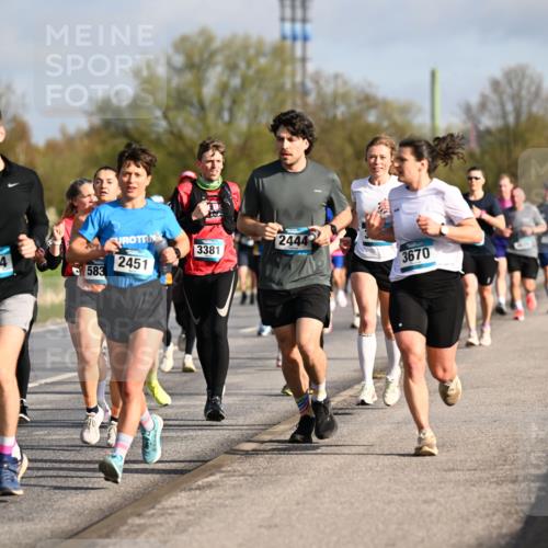 12.04.2026 - 45. Internationalen Wilhelmsburger Insellauf Dr. Thomas Lammeyer http://msf.ph/oto/9433216 12.04.2026 09:17:19 Laufen 2883, 4934, 2444, 3381, 2451, 3670, 583 meine-sportfotos.de