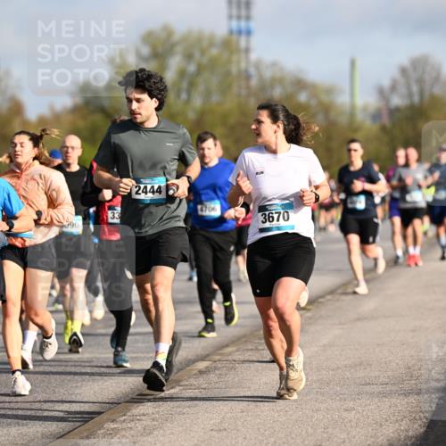 12.04.2026 - 45. Internationalen Wilhelmsburger Insellauf Dr. Thomas Lammeyer http://msf.ph/oto/9433220 12.04.2026 09:17:20 Laufen 2451, 90, 33, 2444, 4706, 3670 meine-sportfotos.de