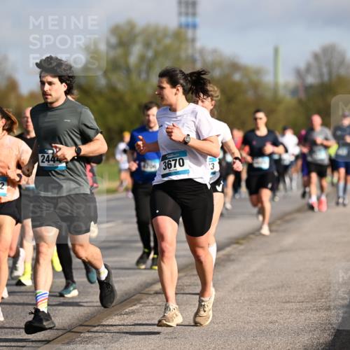 12.04.2026 - 45. Internationalen Wilhelmsburger Insellauf Dr. Thomas Lammeyer http://msf.ph/oto/9433223 12.04.2026 09:17:20 Laufen 2451, 5832, 2444, 3670, 237 meine-sportfotos.de