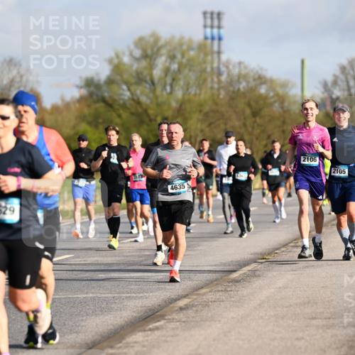 12.04.2026 - 45. Internationalen Wilhelmsburger Insellauf Dr. Thomas Lammeyer http://msf.ph/oto/9433248 12.04.2026 09:17:25 Laufen 503, 4629, 3173, 5361, 4635, 2106, 2105 meine-sportfotos.de