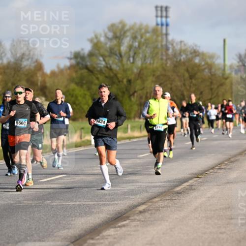 12.04.2026 - 45. Internationalen Wilhelmsburger Insellauf Dr. Thomas Lammeyer http://msf.ph/oto/9433289 12.04.2026 09:17:33 Laufen 5824, 5560, 3747, 292, 5363 meine-sportfotos.de