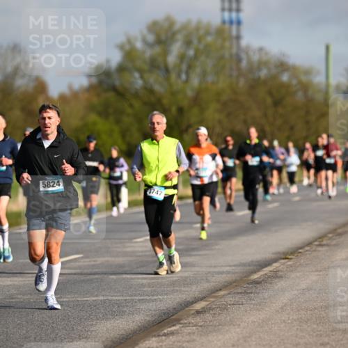12.04.2026 - 45. Internationalen Wilhelmsburger Insellauf Dr. Thomas Lammeyer http://msf.ph/oto/9433290 12.04.2026 09:17:35 Laufen 400, 5824, 3747 meine-sportfotos.de