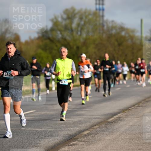 12.04.2026 - 45. Internationalen Wilhelmsburger Insellauf Dr. Thomas Lammeyer http://msf.ph/oto/9433292 12.04.2026 09:17:35 Laufen 5824, 747 meine-sportfotos.de