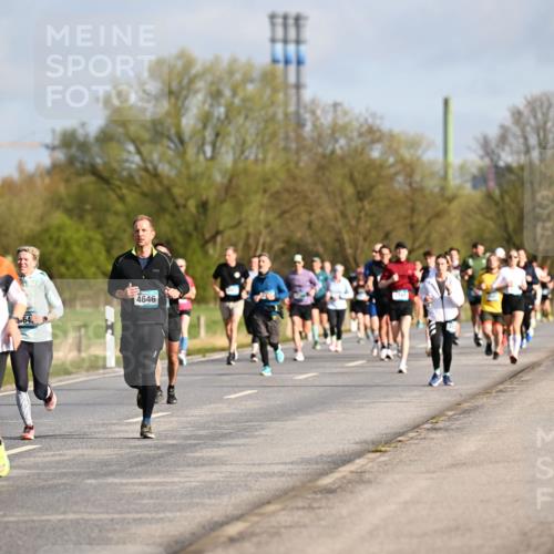 12.04.2026 - 45. Internationalen Wilhelmsburger Insellauf Dr. Thomas Lammeyer http://msf.ph/oto/9433304 12.04.2026 09:17:40 Laufen 56, 4377, 64, 4646 meine-sportfotos.de