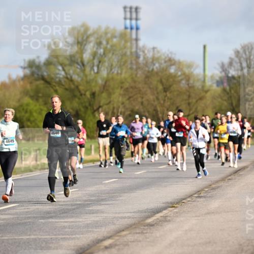 12.04.2026 - 45. Internationalen Wilhelmsburger Insellauf Dr. Thomas Lammeyer http://msf.ph/oto/9433306 12.04.2026 09:17:40 Laufen 4377, 4645, 4646, 189 meine-sportfotos.de