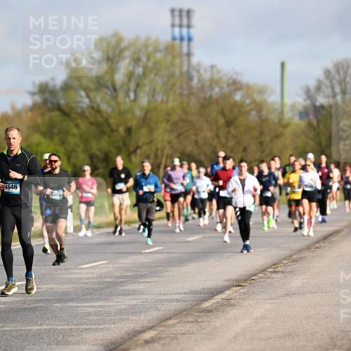 12.04.2026 - 45. Internationalen Wilhelmsburger Insellauf Dr. Thomas Lammeyer http://msf.ph/oto/9433311 12.04.2026 09:17:41 Laufen 4645, 4646, 5489 meine-sportfotos.de