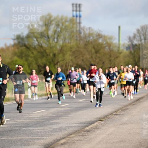 12.04.2026 - 45. Internationalen Wilhelmsburger Insellauf Dr. Thomas Lammeyer http://msf.ph/oto/9433313 12.04.2026 09:17:42 Laufen 4645, 4646, 5489 meine-sportfotos.de