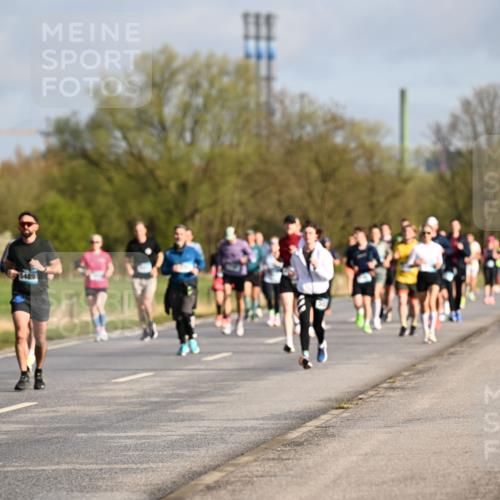 12.04.2026 - 45. Internationalen Wilhelmsburger Insellauf Dr. Thomas Lammeyer http://msf.ph/oto/9433319 12.04.2026 09:17:42 Laufen 6045, 4646, 5489 meine-sportfotos.de