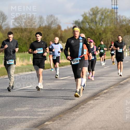12.04.2026 - 45. Internationalen Wilhelmsburger Insellauf Dr. Thomas Lammeyer http://msf.ph/oto/9433388 12.04.2026 09:18:05 Laufen 3, 5299, 5247, 2507, 4435, 5538, 2812 meine-sportfotos.de