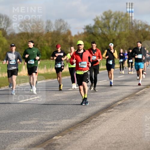 12.04.2026 - 45. Internationalen Wilhelmsburger Insellauf Dr. Thomas Lammeyer http://msf.ph/oto/9433429 12.04.2026 09:18:14 Laufen 4196, 5688, 3892, 3098, 054 meine-sportfotos.de