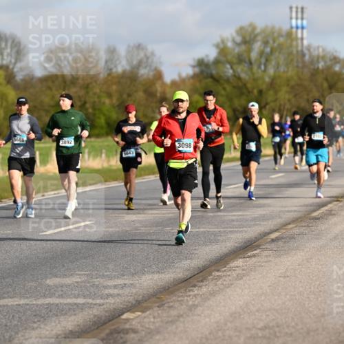 12.04.2026 - 45. Internationalen Wilhelmsburger Insellauf Dr. Thomas Lammeyer http://msf.ph/oto/9433430 12.04.2026 09:18:14 Laufen 5688, 3892, 3098, 5643, 2102, 2666 meine-sportfotos.de