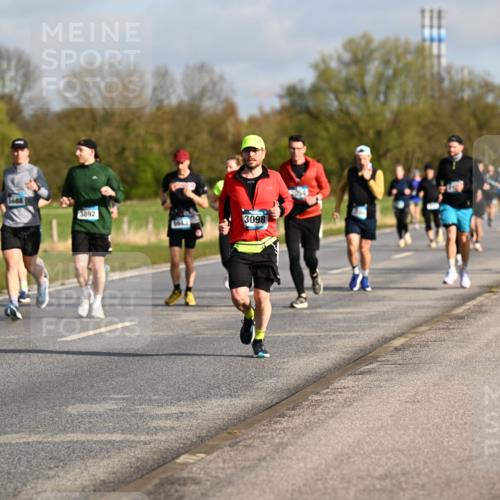 12.04.2026 - 45. Internationalen Wilhelmsburger Insellauf Dr. Thomas Lammeyer http://msf.ph/oto/9433431 12.04.2026 09:18:14 Laufen 5688, 3892, 5643, 3098 meine-sportfotos.de