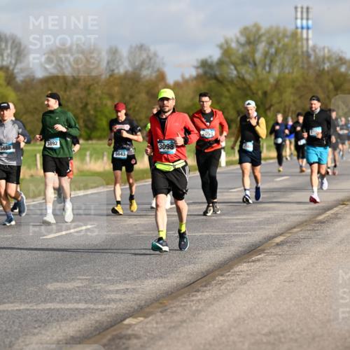 12.04.2026 - 45. Internationalen Wilhelmsburger Insellauf Dr. Thomas Lammeyer http://msf.ph/oto/9433432 12.04.2026 09:18:14 Laufen 3892, 5688, 5643, 3098, 2054, 04, 210, 2666 meine-sportfotos.de