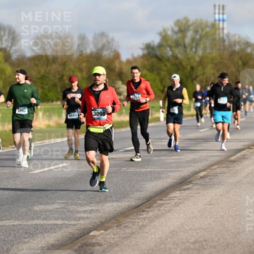 12.04.2026 - 45. Internationalen Wilhelmsburger Insellauf Dr. Thomas Lammeyer http://msf.ph/oto/9433436 12.04.2026 09:18:15 Laufen 5688, 3892, 2054, 5643, 3098, 210, 2102, 2666 meine-sportfotos.de