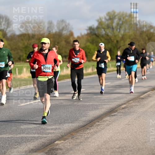 12.04.2026 - 45. Internationalen Wilhelmsburger Insellauf Dr. Thomas Lammeyer http://msf.ph/oto/9433439 12.04.2026 09:18:15 Laufen 5688, 3892, 3098, 2054, 210, 2656 meine-sportfotos.de