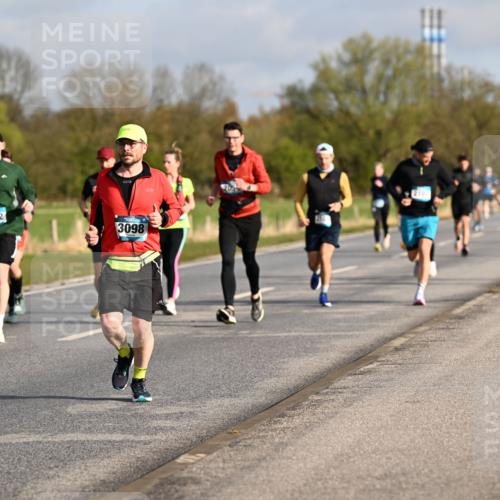 12.04.2026 - 45. Internationalen Wilhelmsburger Insellauf Dr. Thomas Lammeyer http://msf.ph/oto/9433440 12.04.2026 09:18:16 Laufen 5688, 3892, 3098 meine-sportfotos.de