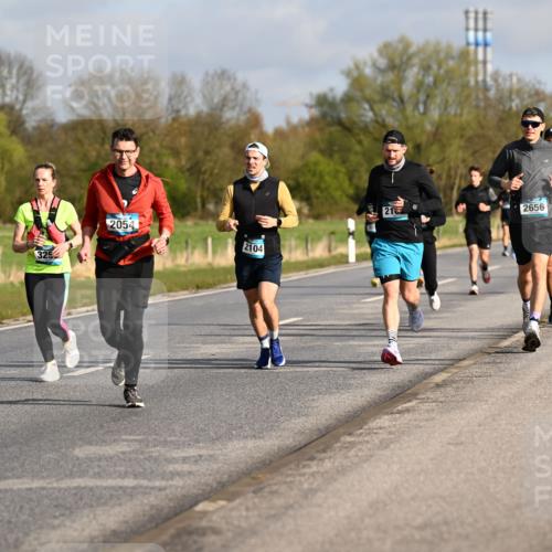 12.04.2026 - 45. Internationalen Wilhelmsburger Insellauf Dr. Thomas Lammeyer http://msf.ph/oto/9433453 12.04.2026 09:18:17 Laufen 5643, 325, 2054, 2104, 2656 meine-sportfotos.de