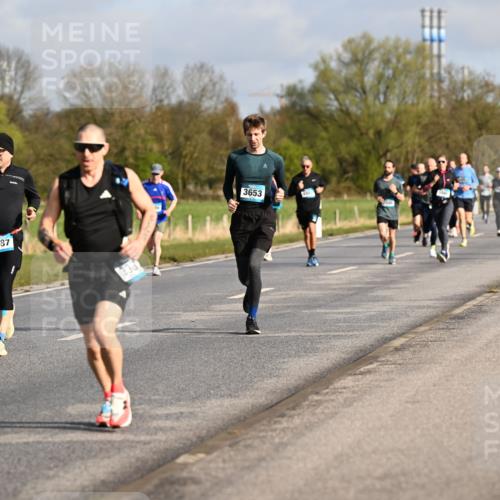12.04.2026 - 45. Internationalen Wilhelmsburger Insellauf Dr. Thomas Lammeyer http://msf.ph/oto/9433507 12.04.2026 09:18:26 Laufen 3887, 333, 3653 meine-sportfotos.de