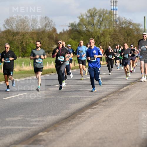 12.04.2026 - 45. Internationalen Wilhelmsburger Insellauf Dr. Thomas Lammeyer http://msf.ph/oto/9433529 12.04.2026 09:18:32 Laufen 2911, 4982, 2500, 3860, 408, 4483, 4762, 5442, 4700, 3227, 4785 meine-sportfotos.de