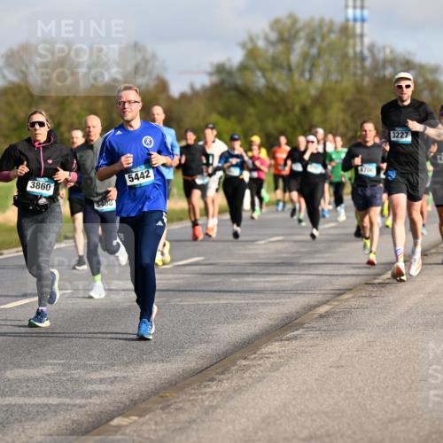 12.04.2026 - 45. Internationalen Wilhelmsburger Insellauf Dr. Thomas Lammeyer http://msf.ph/oto/9433545 12.04.2026 09:18:34 Laufen 500, 3860, 5442, 5408, 4700, 3227, 4785, 1810 meine-sportfotos.de