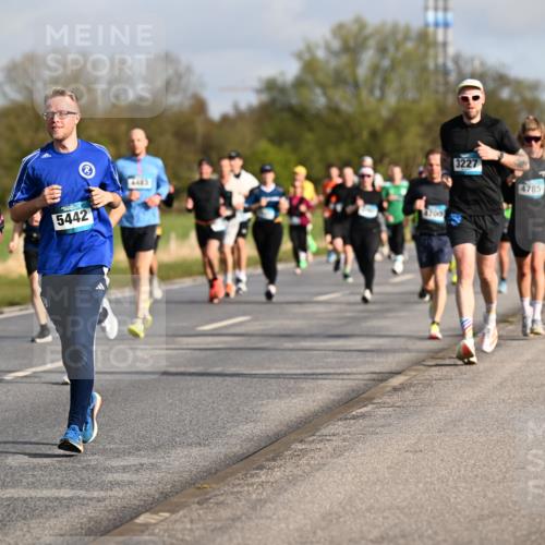 12.04.2026 - 45. Internationalen Wilhelmsburger Insellauf Dr. Thomas Lammeyer http://msf.ph/oto/9433549 12.04.2026 09:18:35 Laufen 3860, 5442, 6403, 4700, 3227, 4785, 310 meine-sportfotos.de