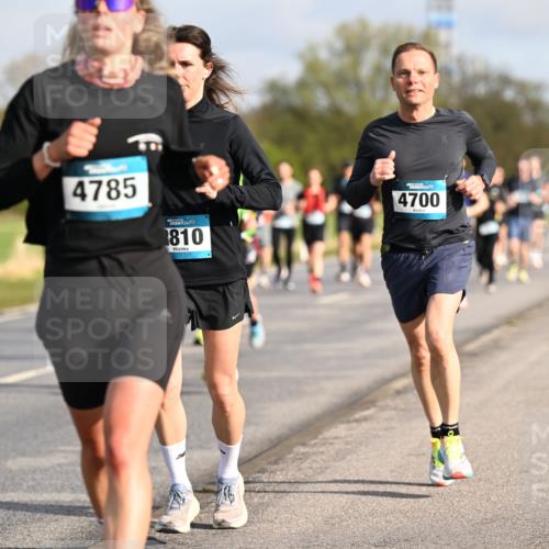 12.04.2026 - 45. Internationalen Wilhelmsburger Insellauf Dr. Thomas Lammeyer http://msf.ph/oto/9433584 12.04.2026 09:18:41 Laufen 4785, 810, 4700, 46 meine-sportfotos.de