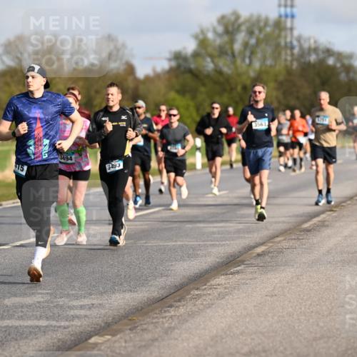 12.04.2026 - 45. Internationalen Wilhelmsburger Insellauf Dr. Thomas Lammeyer http://msf.ph/oto/9433627 12.04.2026 09:18:48 Laufen 2075, 500, 15, 3494, 3493, 3563 meine-sportfotos.de