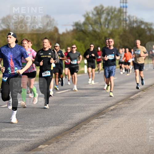 12.04.2026 - 45. Internationalen Wilhelmsburger Insellauf Dr. Thomas Lammeyer http://msf.ph/oto/9433628 12.04.2026 09:18:48 Laufen 2075, 3493, 3563 meine-sportfotos.de