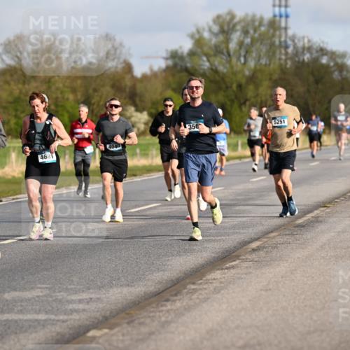 12.04.2026 - 45. Internationalen Wilhelmsburger Insellauf Dr. Thomas Lammeyer http://msf.ph/oto/9433640 12.04.2026 09:18:49 Laufen 94, 3493, 4681, 5251, 356, 5347, 4040 meine-sportfotos.de