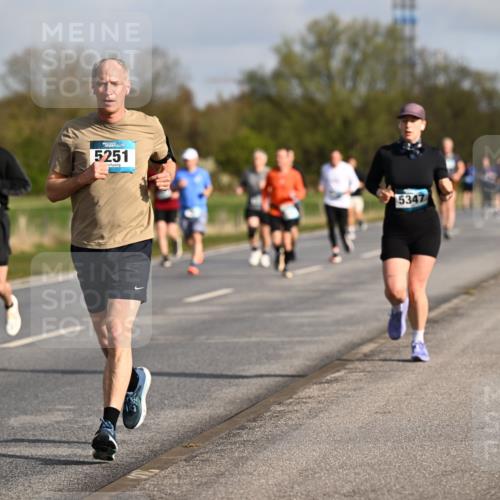 12.04.2026 - 45. Internationalen Wilhelmsburger Insellauf Dr. Thomas Lammeyer http://msf.ph/oto/9433666 12.04.2026 09:18:54 Laufen 19, 5251, 5347 meine-sportfotos.de
